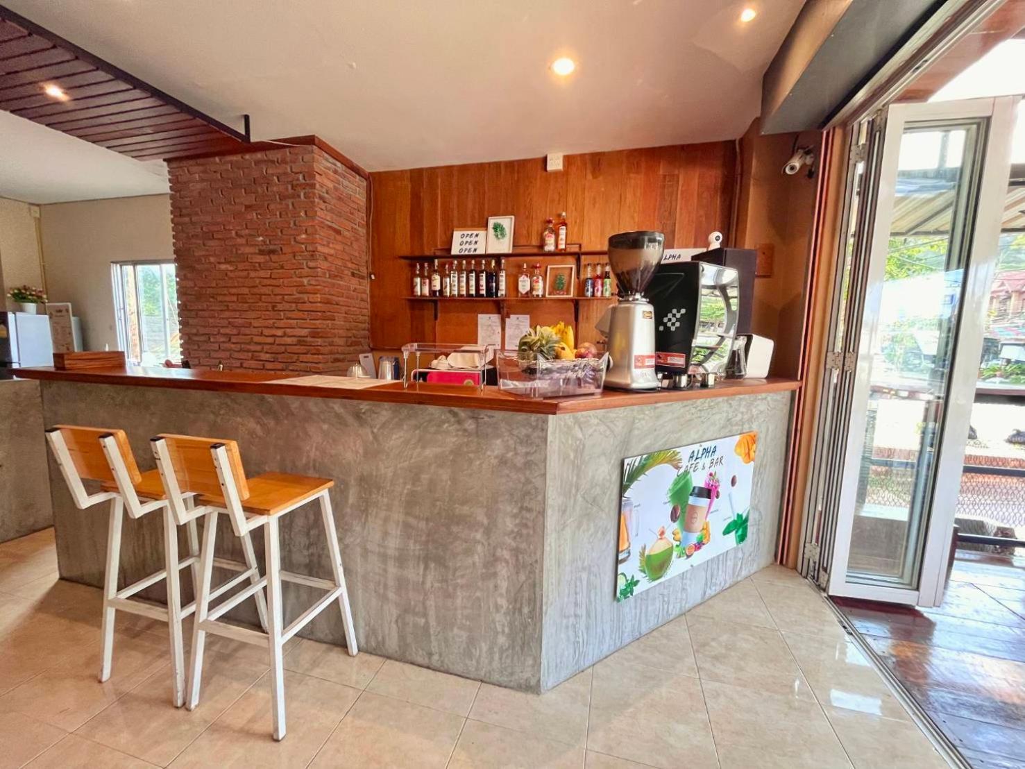 Alpha Hostel Cafe&Bar Ban Khlong Yai エクステリア 写真